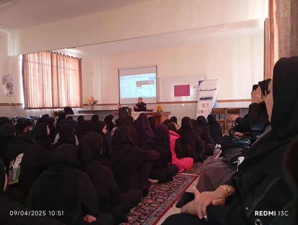 برگزاری دوره آموزشی آسیب های اجتماعی با محوریت آسیب های فضای مجازی در هنرستان هیات امنایی حضرت فاطمه (س) اردبیل
