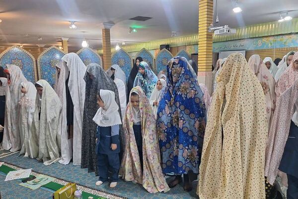 طرح نورانی «هم سجاده با مادر» در دبستان حکمت نبوی ناحیه دو شهرری 