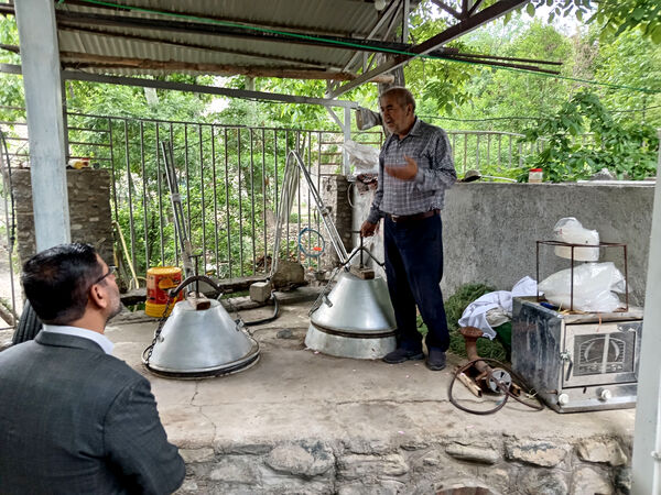 بازدید دانش‌آموزان جعفرآباد از کارگاه گلاب‌گیری روستای «بنابر»