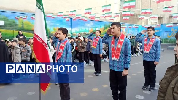 برافراشته شدن پرچم ایران در اداره آموزش و پرورش منطقه ۱۰