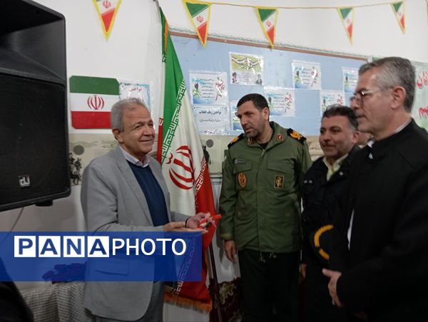 نواختن زنگ انقلاب در مدرسه قادر خانزاده شهرستان بانه