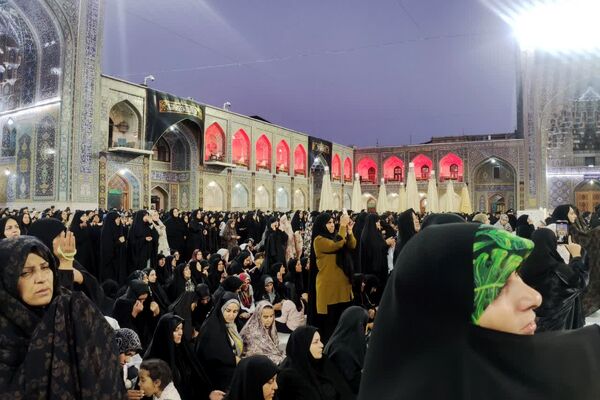 برگزاری نماز جماعت در حرم مطهر امام رضا (ع)