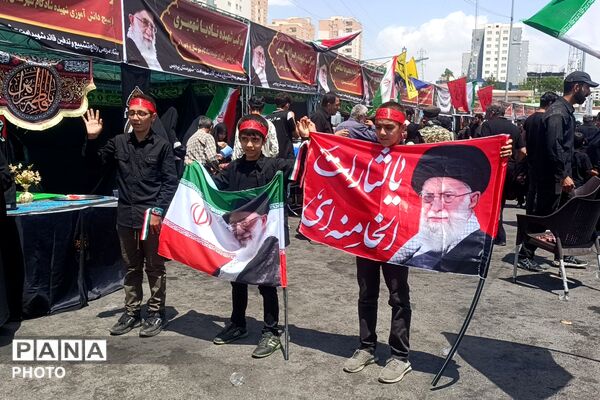 اجرای گروه سرود ریحانه‌الحسین پردیس در مراسم تشییع  رهبر شهید