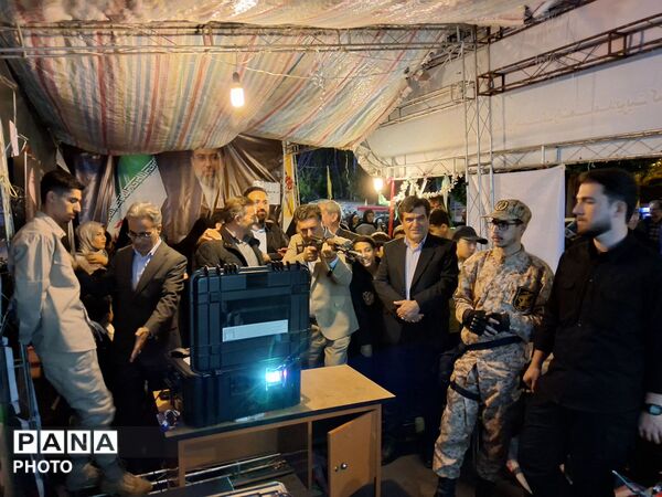 غرفه جهادی آموزش و پرورش ناحیه ۴ تبریز با حضور معلمان فعال علمی و فرهنگی، در میدان ساعت تبریز