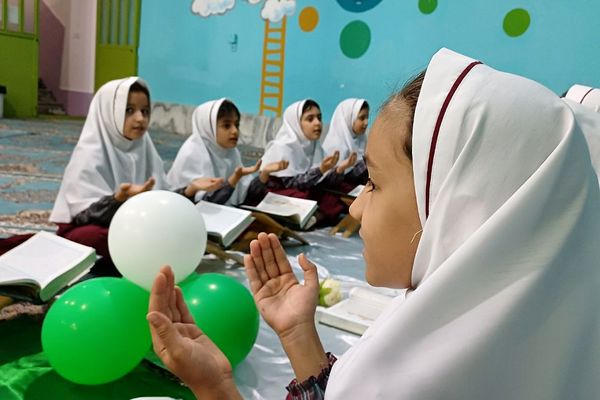 محفل انس با قرآن کریم در دبستان ستایش 