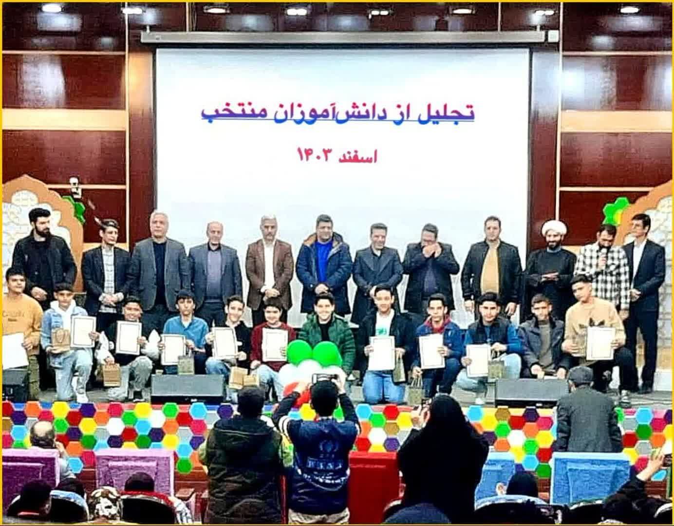 باب گفتگوی نوجوانان باید باز باشد