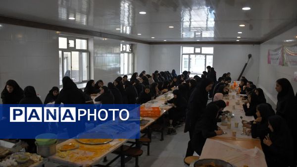 کارگاه طبخ آبزیان در دبیرستان میر فتح‌اله سید زنوزی شهر زنوز 