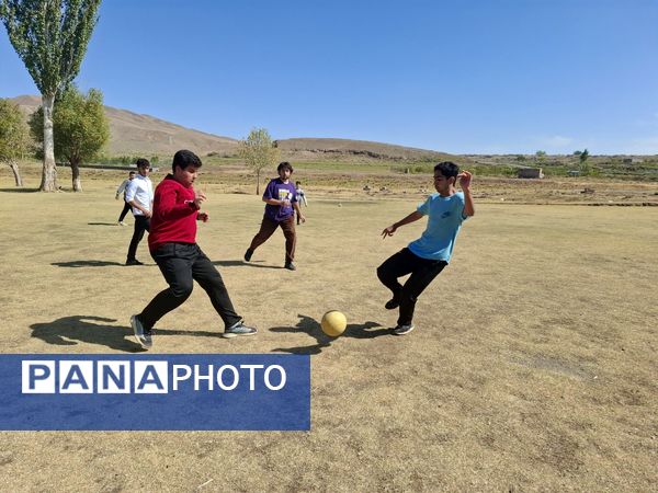 قابی صمیمی از مهرورزی و همکاری دانش‌آموزان در دل طبیعت آیواز 