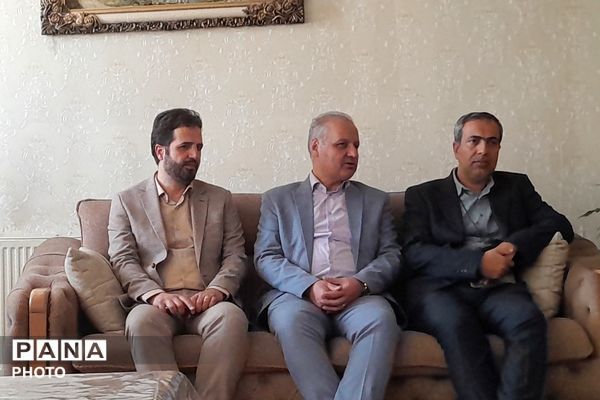 در خانه‌های روشن از یاد شهیدان، مدیر آموزش و پرورش شهرستان شهریار درس ایثار را مرور کرد