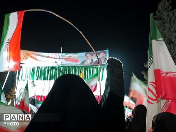 امواج پی در پی شبانه مردم غیور نیشابور در حسینیه امام خامنه ای 