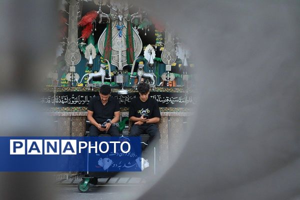 پرچم‌های عزا بر فراز حرم امام رضا(ع)