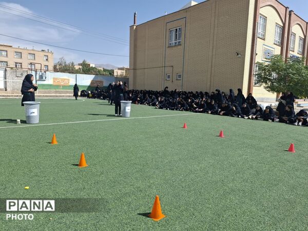 اجرای مسابقات ورزشی در دبیرستان پدران آسمانی 