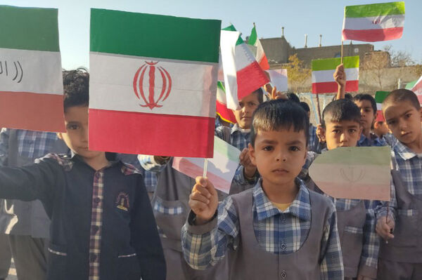 مراسم صبحگاهی دبستان شهید رحمت الله قلعه یزدانی و آموزشگاه آیت الله اراکی