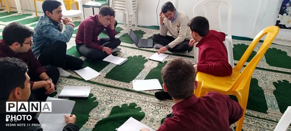 آمادگی دانش آموزان دبیرستان نمونه آیت‌الله خامنه‌ای برای مسابقات شاهنامه خوانی 