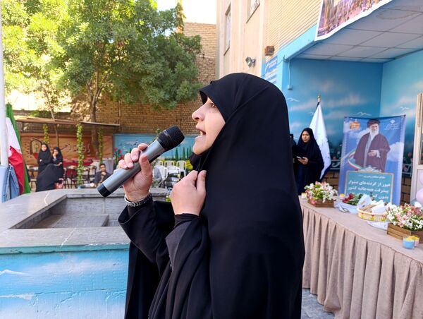 نواختن زنگ سپاس معلم در دبیرستان و دبستان میرزا جعفر سروقد