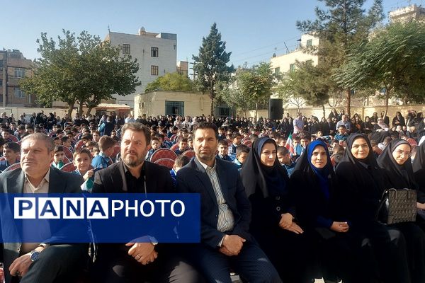 نواختن زنگ بازگشایی مدارس در دبستان علی بن ابیطالب(ع) باقرشهر