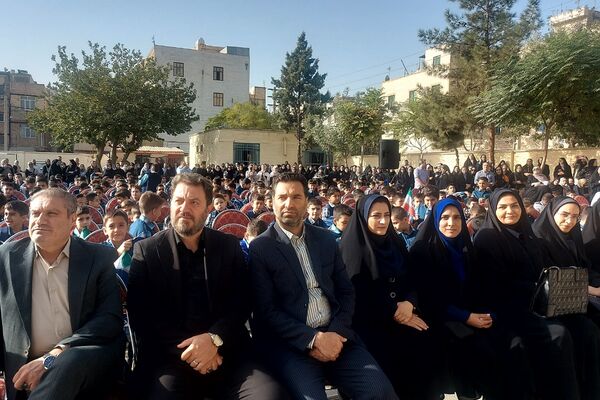 نواختن زنگ بازگشایی مدارس در دبستان علی بن ابیطالب(ع) باقرشهر