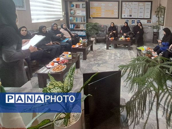 جلسه شورای دبیران مدرسه انیس خوش قدم ناحیه دو 