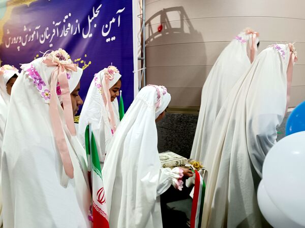 آیین تجلیل از افتخار آفرینان آموزش و پرورش منطقه آزاد تجاری-صنعتی قشم