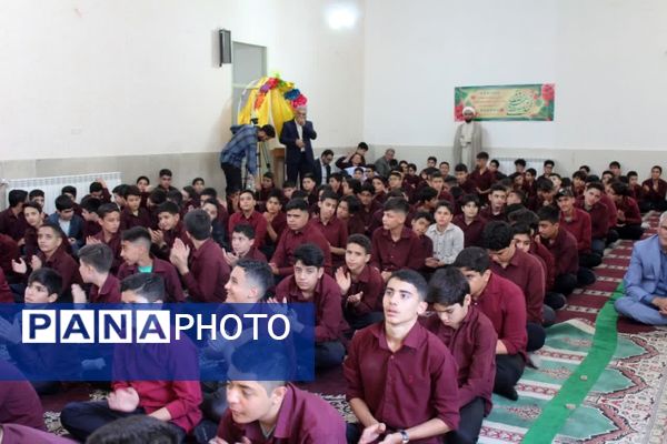 اقامه نماز جماعت در آموزشگاه متوسطه اول شاهد سمنان
