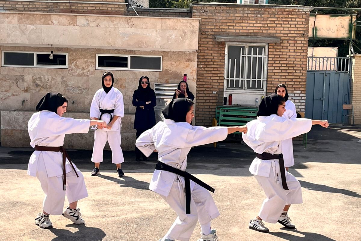 قدرت،هیجان و مهارت در نمایش کاراته کاران دبیرستان رضوان در افتتاحیه المپیاد ورزشی