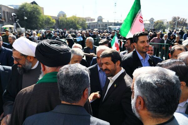 دانش آموزان و مسئولین در کنار یکدیگر، روز دانش‌آموز را رقم زدند