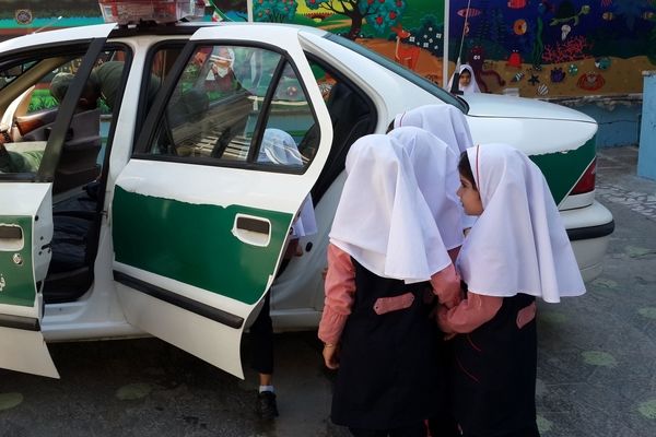 آئین گرامیداشت هفته نیروی انتظامی در دبستان دخترانه شهید چیتی اصفهان برگزار شد