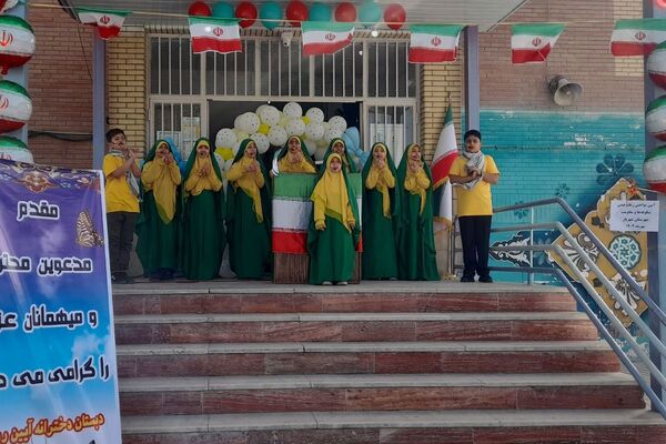 زنگ جشن شکوفه‌ها در مدرسه «آیین روشن» شهریار نواخته شد