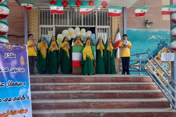 زنگ جشن شکوفه‌ها در مدرسه «آیین روشن» شهریار نواخته شد