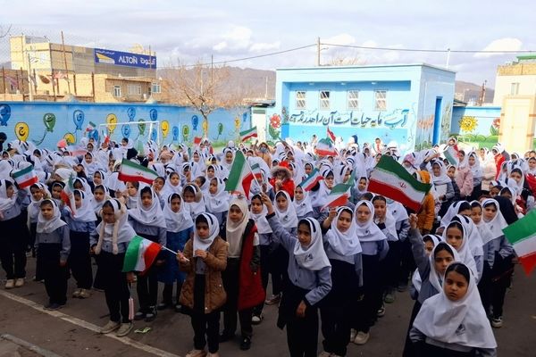 زنگ انقلاب در مدرسه فاطمه‌الزهرا(س) باخرز