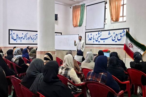 جلسه آموزش سوادرسانه‌ای در دبیرستان ولیعصر ناحیه یک شهرری