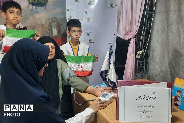 برپایی ایستگاه سلامت با حضور سفیران سلامت دانش‌آموزی ناحیه 2 شهرری در میدان نماز