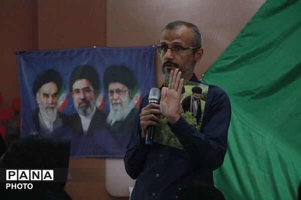 غبار ماتم بر چهره مدرسه شهید ایرجی؛ نجوای «لبیک یا خامنه‌ای» طنین‌انداز شد