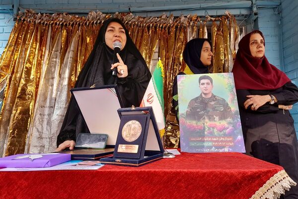 برگزاری همایش وطن‌یار در توحید یک؛ ادای احترام دانش‌آموزان به شهدای جنگ ۱۲روزه با حضور مادر «پسر آسمانی» عرشیان افشارمند در شهرستان قدس
