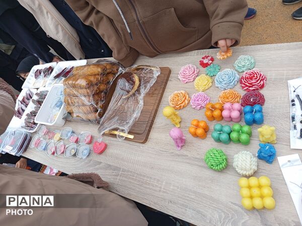 برپایی بازارچه دانش آموزی در دبیرستان شاهد هاجرشهرستان کاشمر