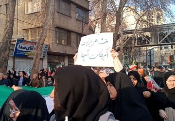 با قدرت درکنار رهبر خود ایستاده‌ایم 