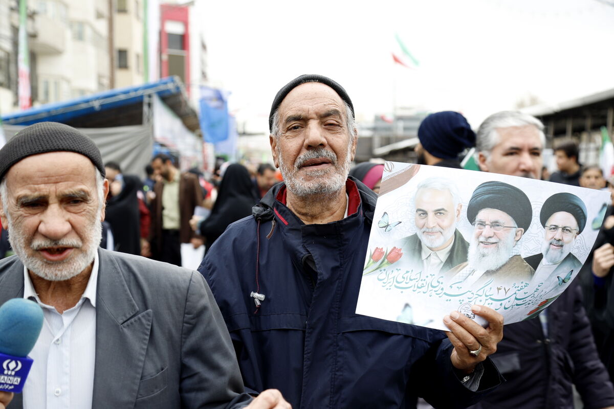 پیر وجوان دوشادوش هم در راهپیمایی ۲۲ بهمن 