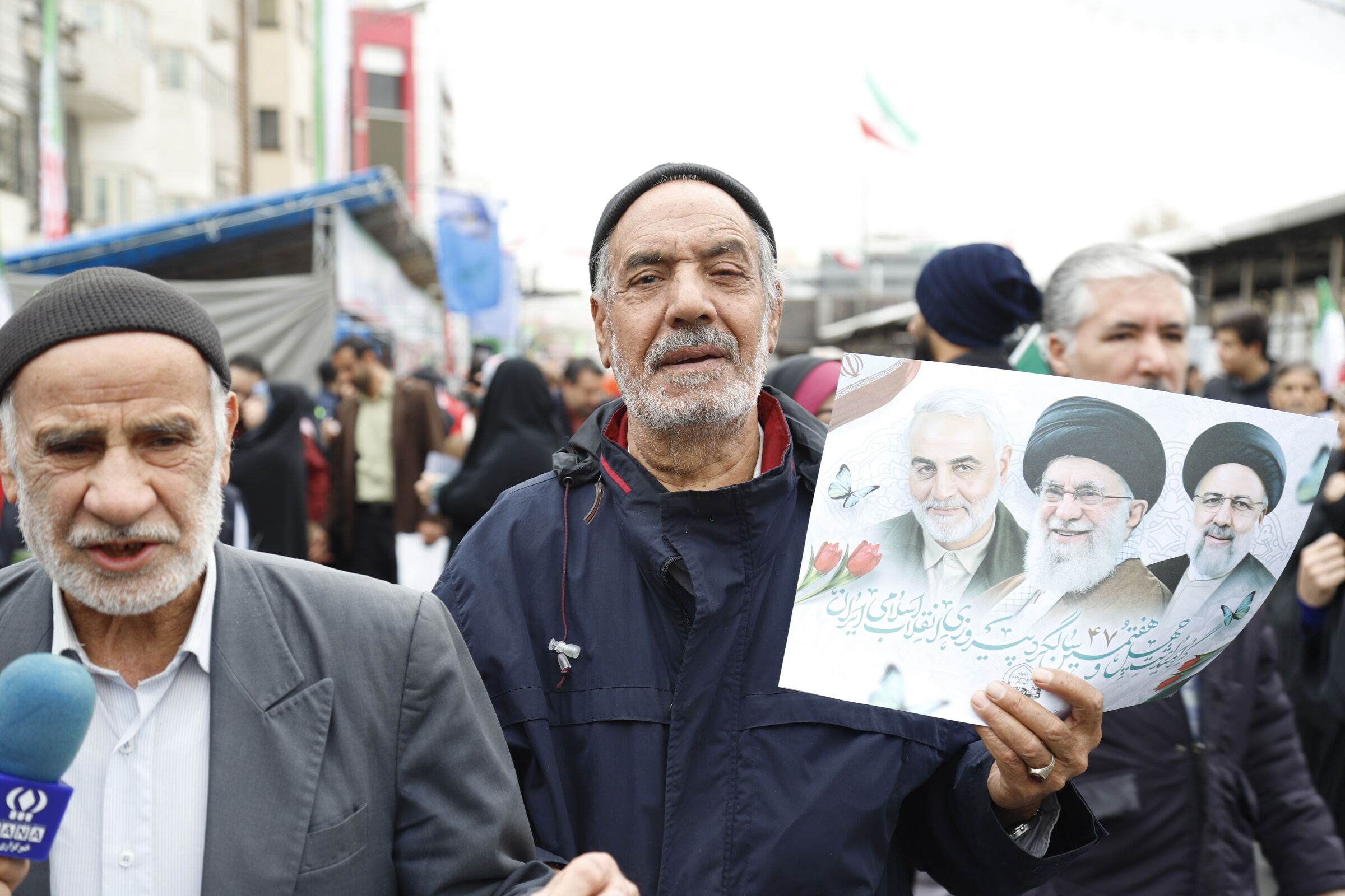پیر وجوان دوشادوش هم در راهپیمایی ۲۲ بهمن 