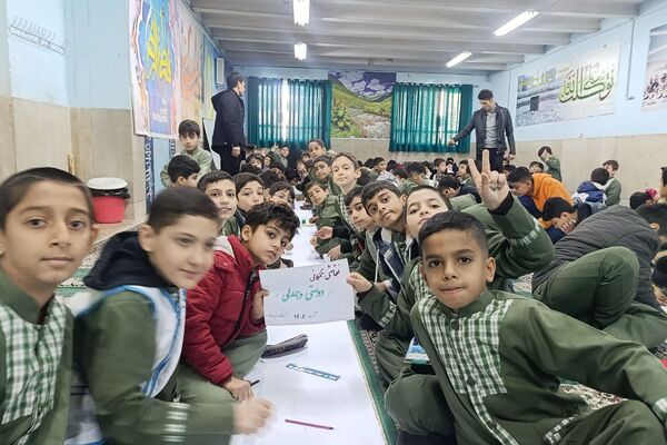 نقاشی همگانی دانش آموزان دبستان شهید رجایی جوه ای از دوستی و اتحاد