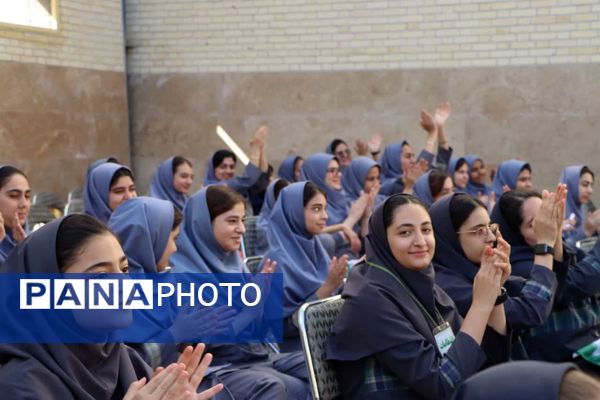 مراسم جشن ملی عاطفه‌ها در دبیرستان دخترانه شهید دکتر پاکنژاد یزد 