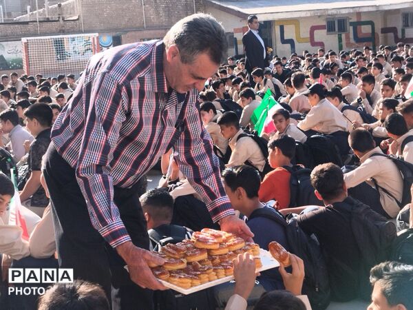 زنگ ایثار و شهادت همزمان با شروع شدن سال تحصیلی در دبیرستان پسرانه ابوریحان بیرونی
