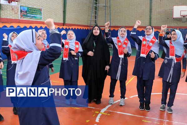 بهارستان دو صحنه همفکری، همدلی و همکاری پیشتازان در همایش یاوران انقلاب