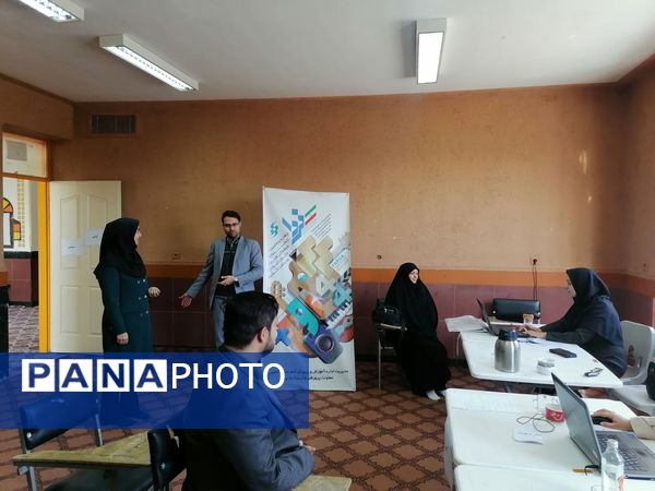 آثار دانش اموزان هنرمند کاشمر در کانون عاطفه 