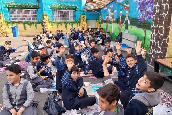 اجرای طرح «صبحانه سالم» در دبستان هیأت امنایی شهید قلنبر ناحیه دو شهرری 
