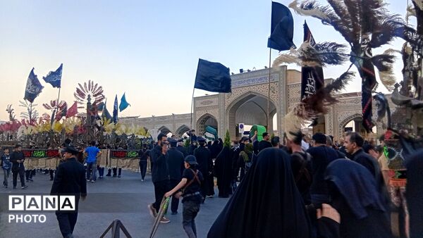 بیرق سیاه عزا در شب اول محرم بر گنبد ملکوتی امام هشتم برافراشته شد