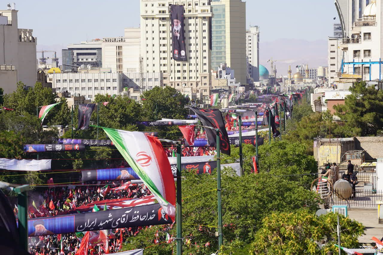 حماسه وفاداری بیعت در پایتخت معنوی ایران؛ بدرقه میلیونی آقای شهید ایران در مشهد مقدس 