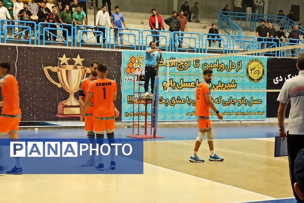 رقابت حساس لیگ دسته اول والیبال کشور در ورامین