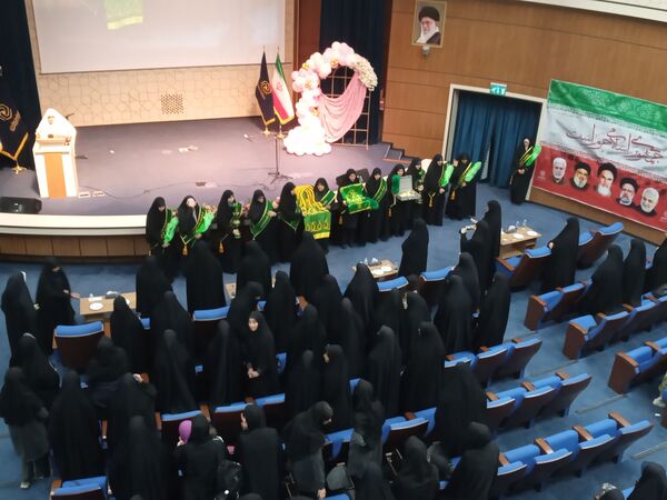 حضور دانش‌آموزان دبیرستان میعاد قم در همایش مرکز مدیریت حوزه علمیه خواهران به مناسبت دهه کرامت