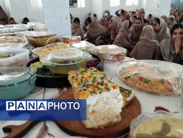 جشنواره غذای سالم در دبیرستان آسیه شهرستان حاجی‌آباد 