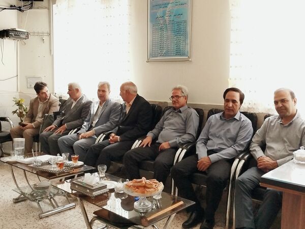 بازدید معاون پرورشی و تربیت بدنی آموزش و پرورش کاشمر از دبیرستان امام حسین (ع) 